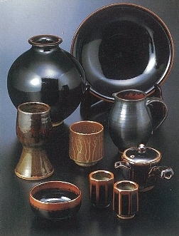 庵地焼　　　　：130年の伝統の民芸陶器に触れてください。　　特典…商品お買い上げ時に特製箸置きプレゼント